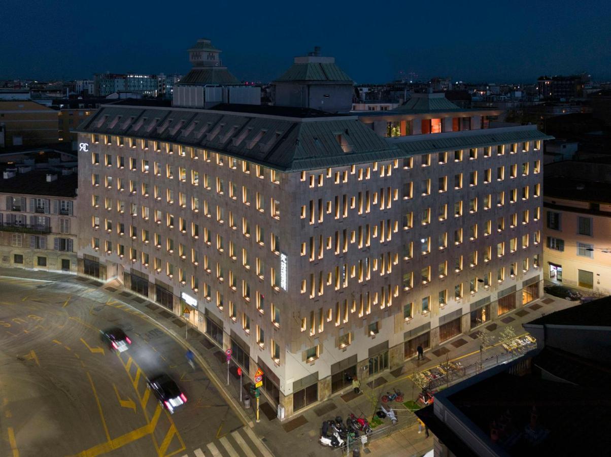 Radisson Collection Hotel, Santa Sofia Milaan Buitenkant foto The hotel at night