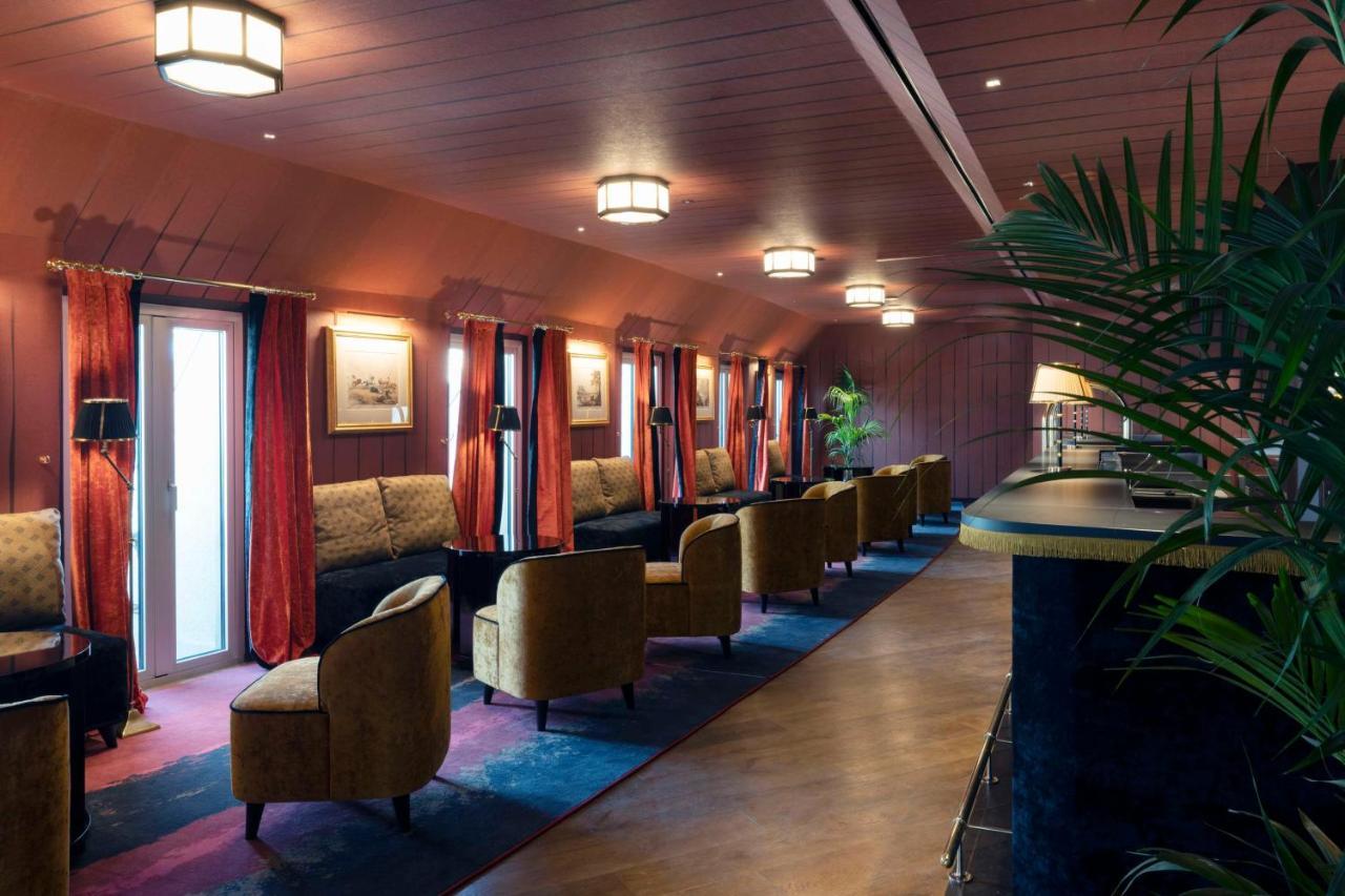 Radisson Collection Hotel, Santa Sofia Milaan Buitenkant foto The interior of the lounge