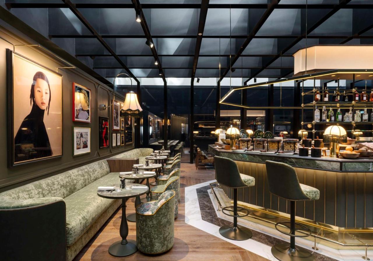 Radisson Collection Hotel, Santa Sofia Milaan Buitenkant foto The interior of the bar
