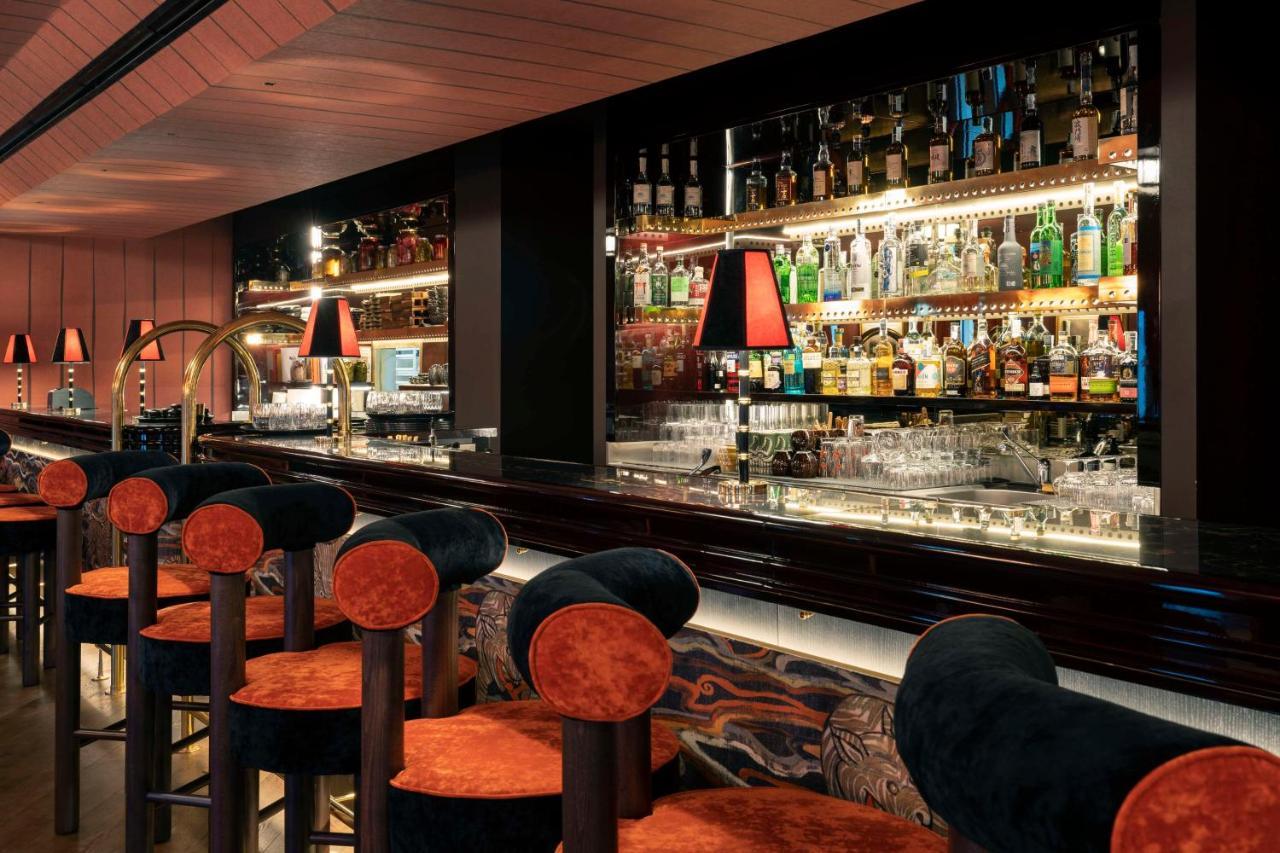 Radisson Collection Hotel, Santa Sofia Milaan Buitenkant foto The bar at the London Edition