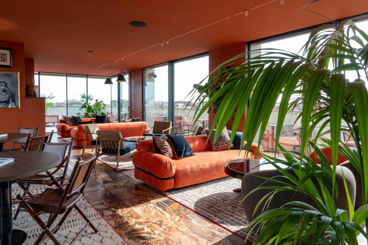 Radisson Collection Hotel, Santa Sofia Milaan Buitenkant foto The rooftop lounge at the Hotel