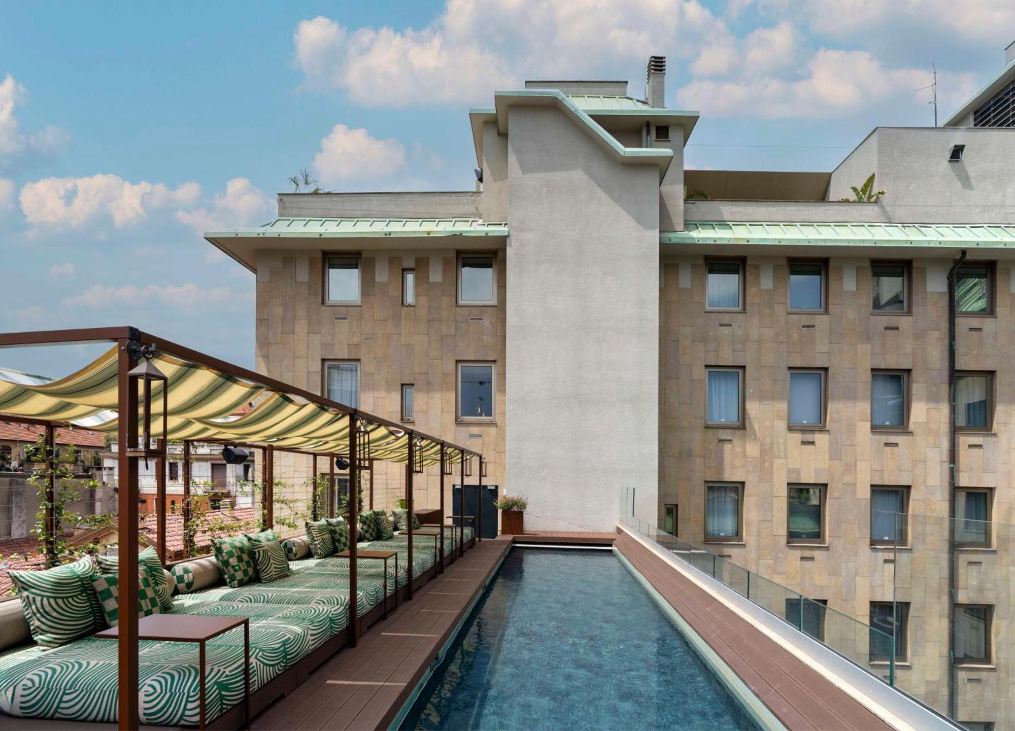 Radisson Collection Hotel, Santa Sofia Milaan Buitenkant foto The rooftop pool at the Mandarin Oriental, Milan