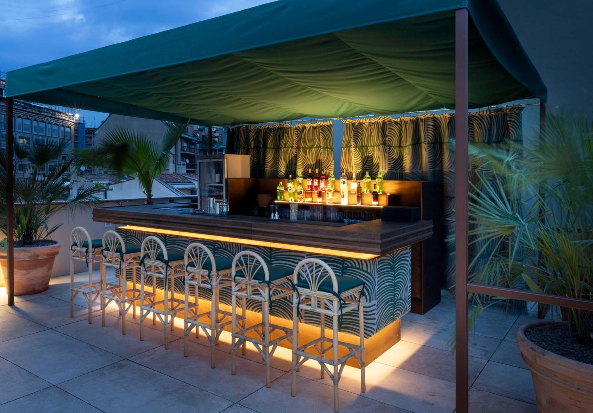 Radisson Collection Hotel, Santa Sofia Milaan Buitenkant foto The bar at the rooftop terrace