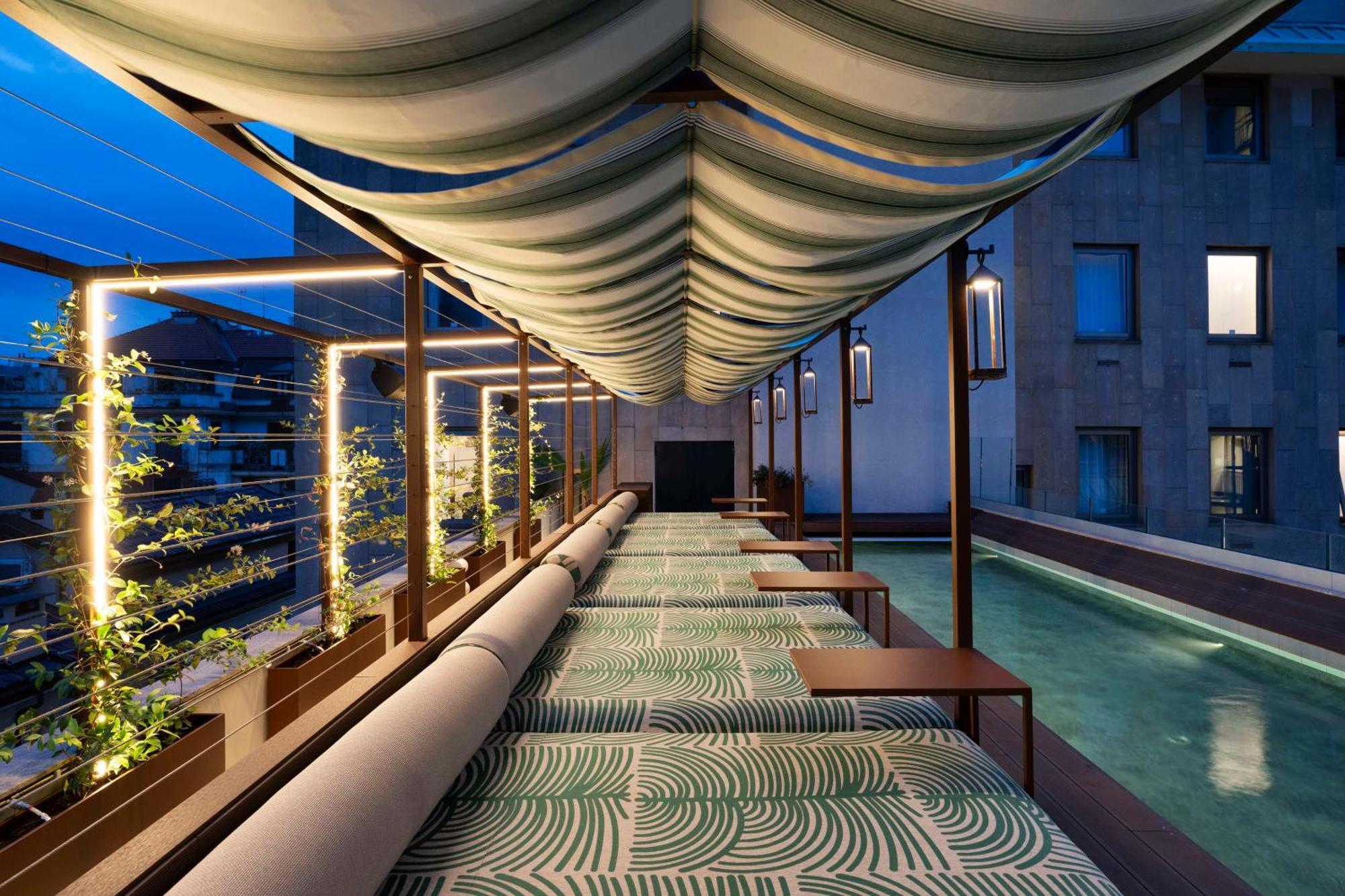 Radisson Collection Hotel, Santa Sofia Milaan Buitenkant foto The rooftop pool at the hotel