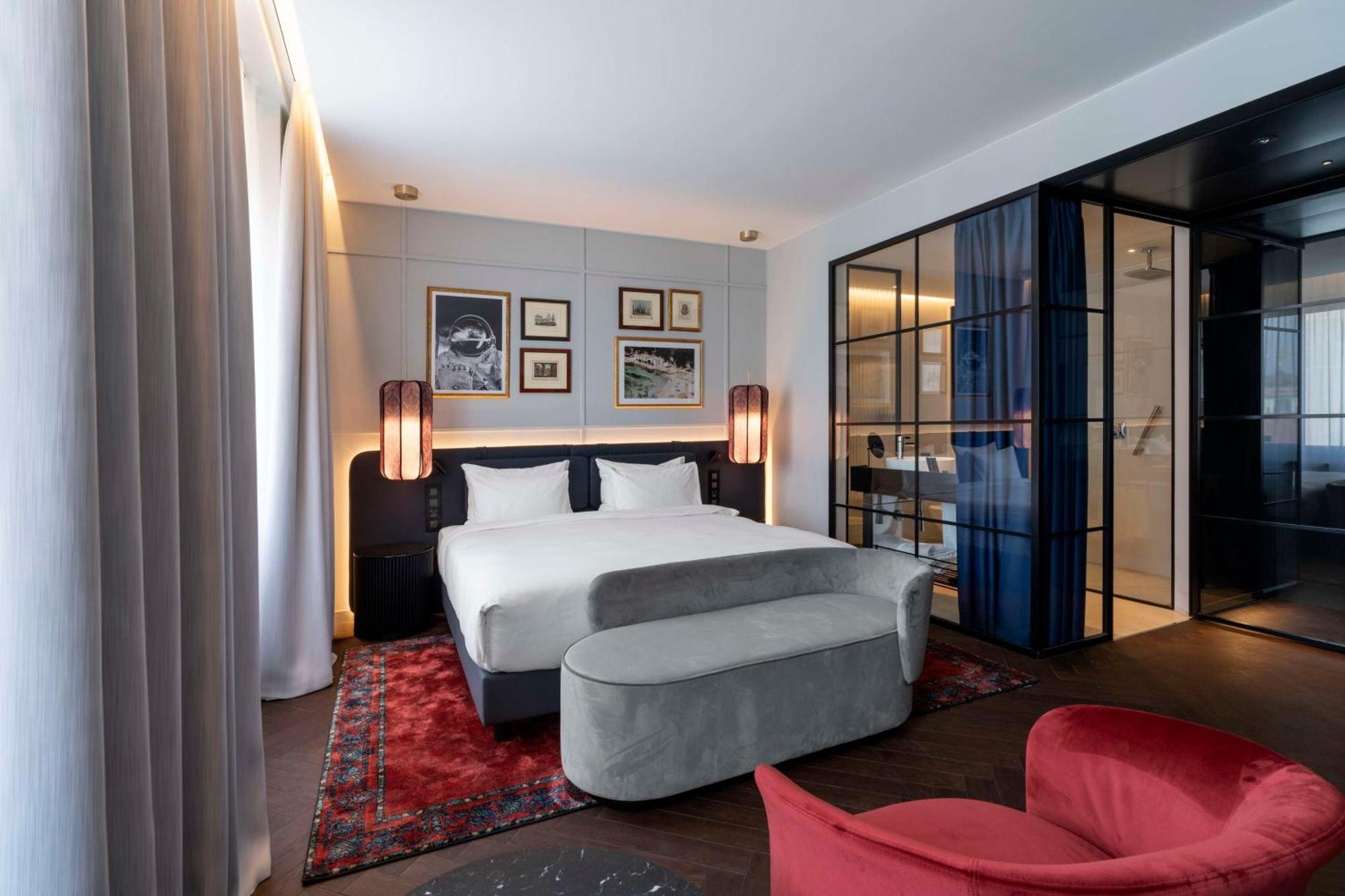 Radisson Collection Hotel, Santa Sofia Milaan Buitenkant foto A bedroom at the hotel